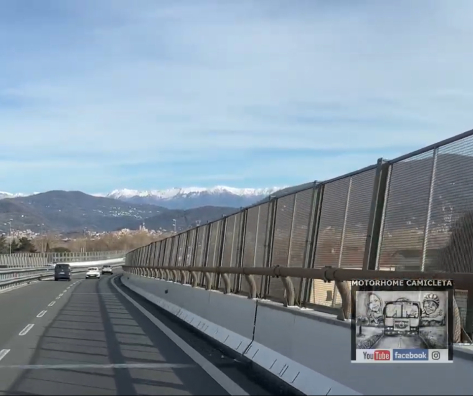 Montes Apeninos com neve no topo