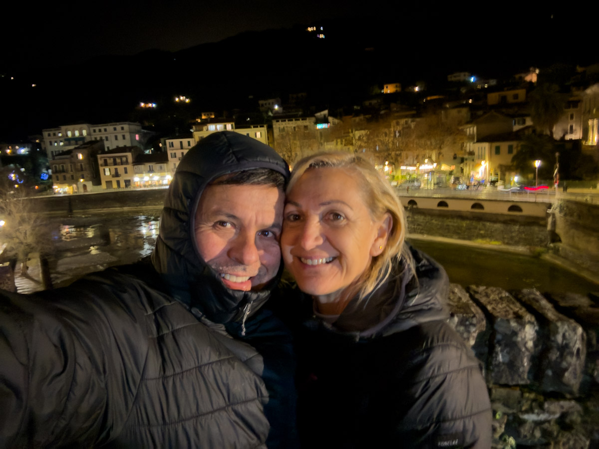 Centro de Dolceacqua iluminado à noite
