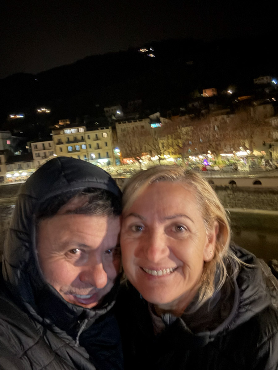 Rio passando pelo centro histórico de Dolceacqua à noite