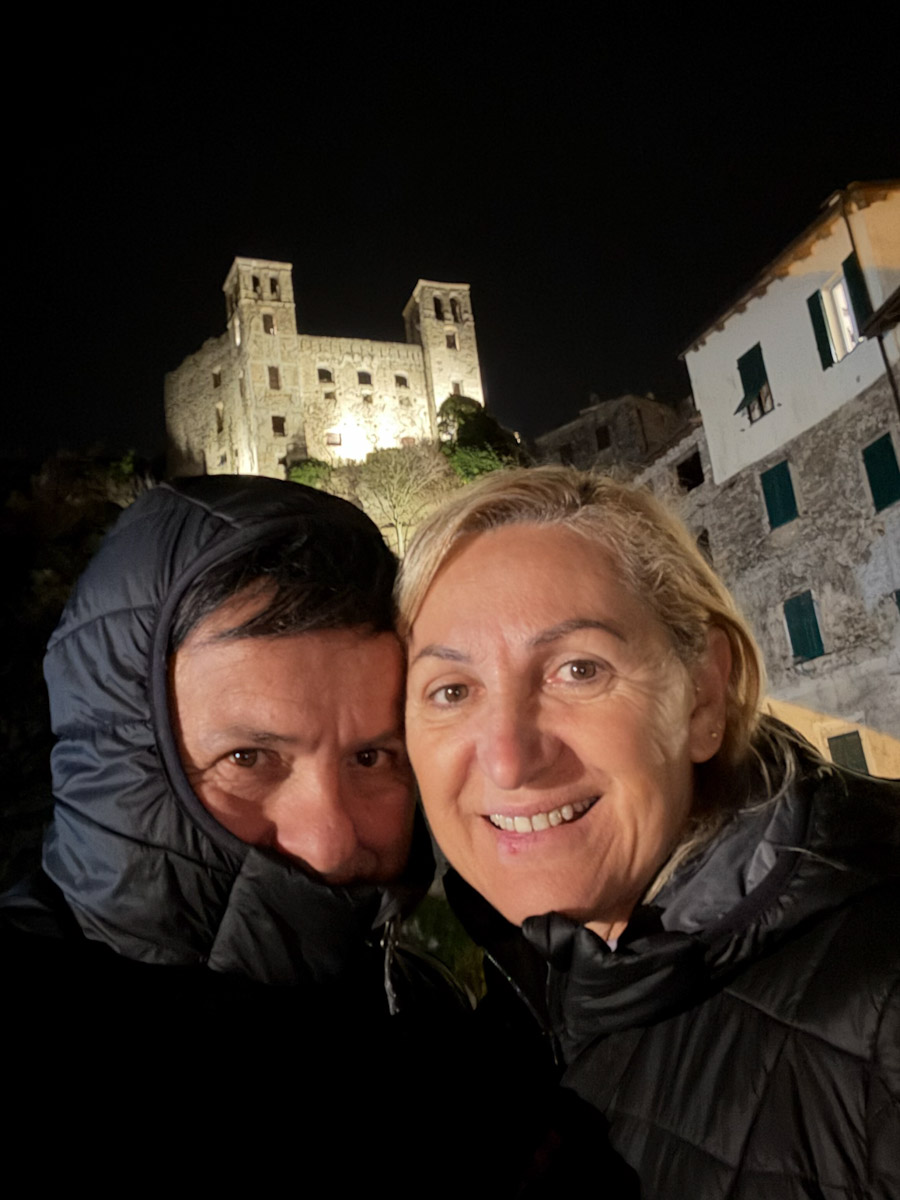 Ponte medieval, castelo e igreja iluminados em Dolceacqua