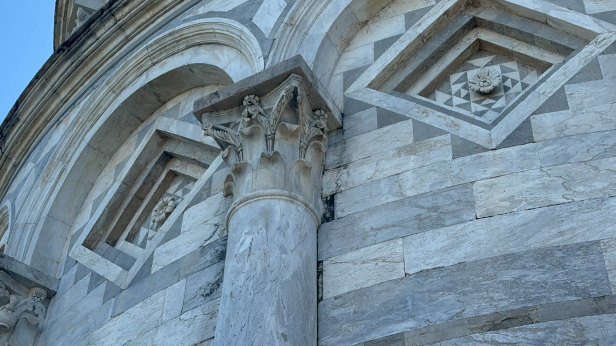 Detalhes do mármore da Torre de Pisa